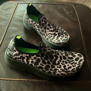 Oofos women’s 9 leopard OOMG EEZEE LTD recovery shoes.